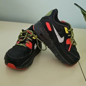 Nike Kids Black Red Sneakers with Green Accents Size 7c Boys Athletic Outerwear